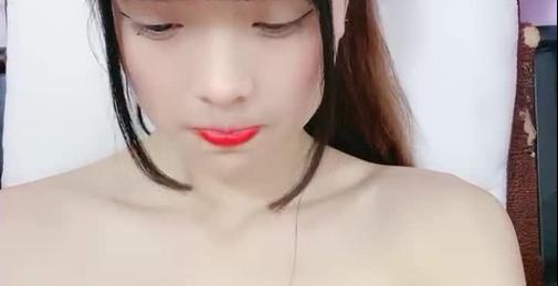 【小虎牙18清纯小萝莉】娇小身材刚好一手抓美乳，全裸诱惑扒开小穴，跪着翘起屁股妞来扭去，抬起双腿给大家看美脚